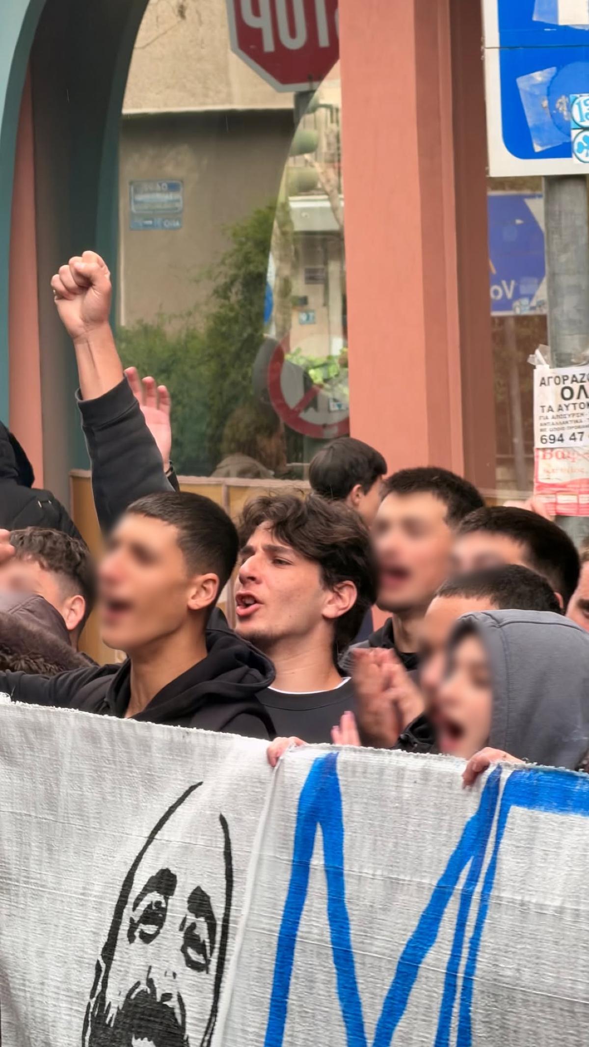 Η Μαρίνα Καλογήρου σε συγκέντρωση για τον διευθυντή του σχολείου του γιου της