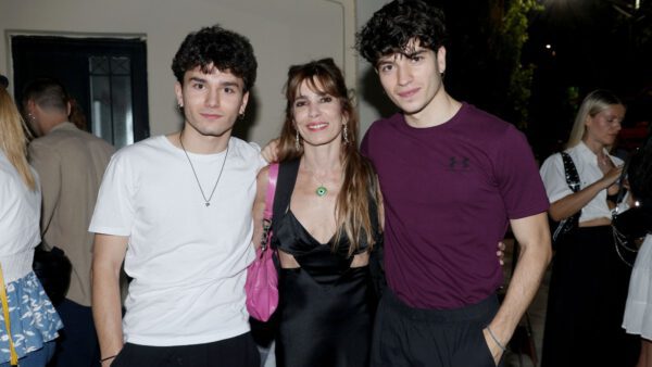 Η Μυρτώ Αλικάκη με τους γιους της, Δημήτρη και Γιώργη