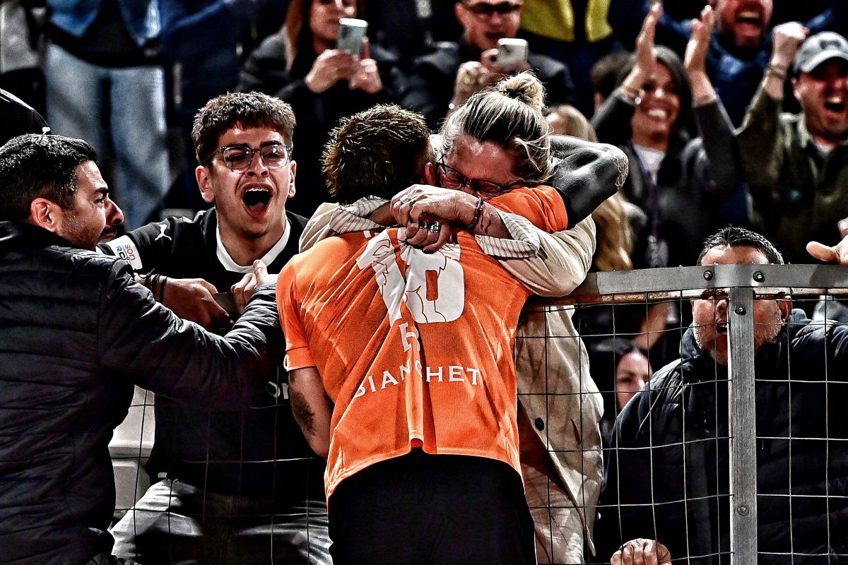 Ο Νους αγκαλιά με τη μαμά του