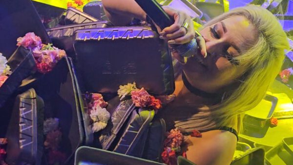 Η τραγουδίστρια που έθαψαν στα λουλούδια