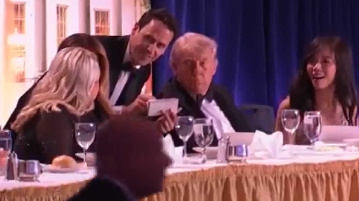 Ο Ντόναλντ Τραμπ την ώρα που πέφτουν πυροβολισμοί