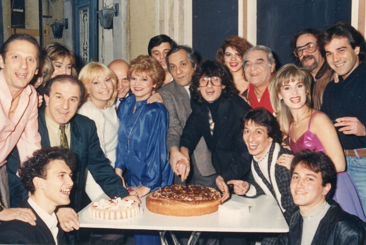 Η Τζούλια Μπάρκα σε θίασο με την Καίτη Φίνου και τον Στάθη Ψάλτη