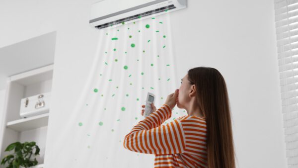 Το κλιματιστικό ανοίγει γυναίκα