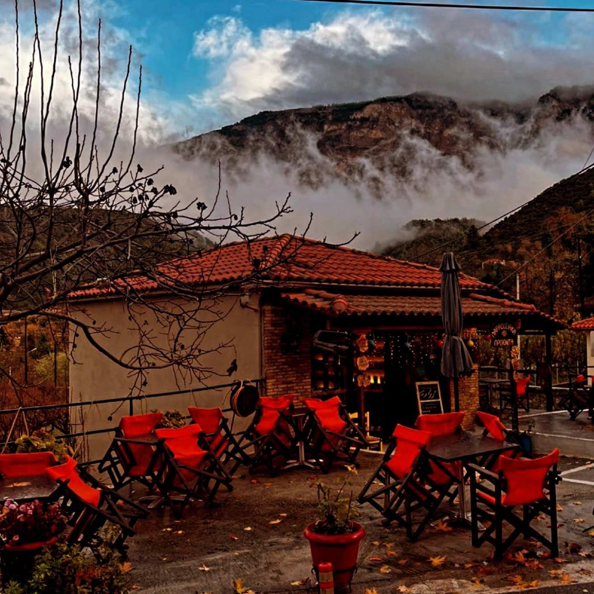 Πάσχα στην Κορινθία: Μονοπάτια, παραλίες και παραδοσιακά Χωριά