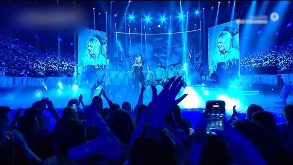 Biased Beast ως Άννα Βίσση