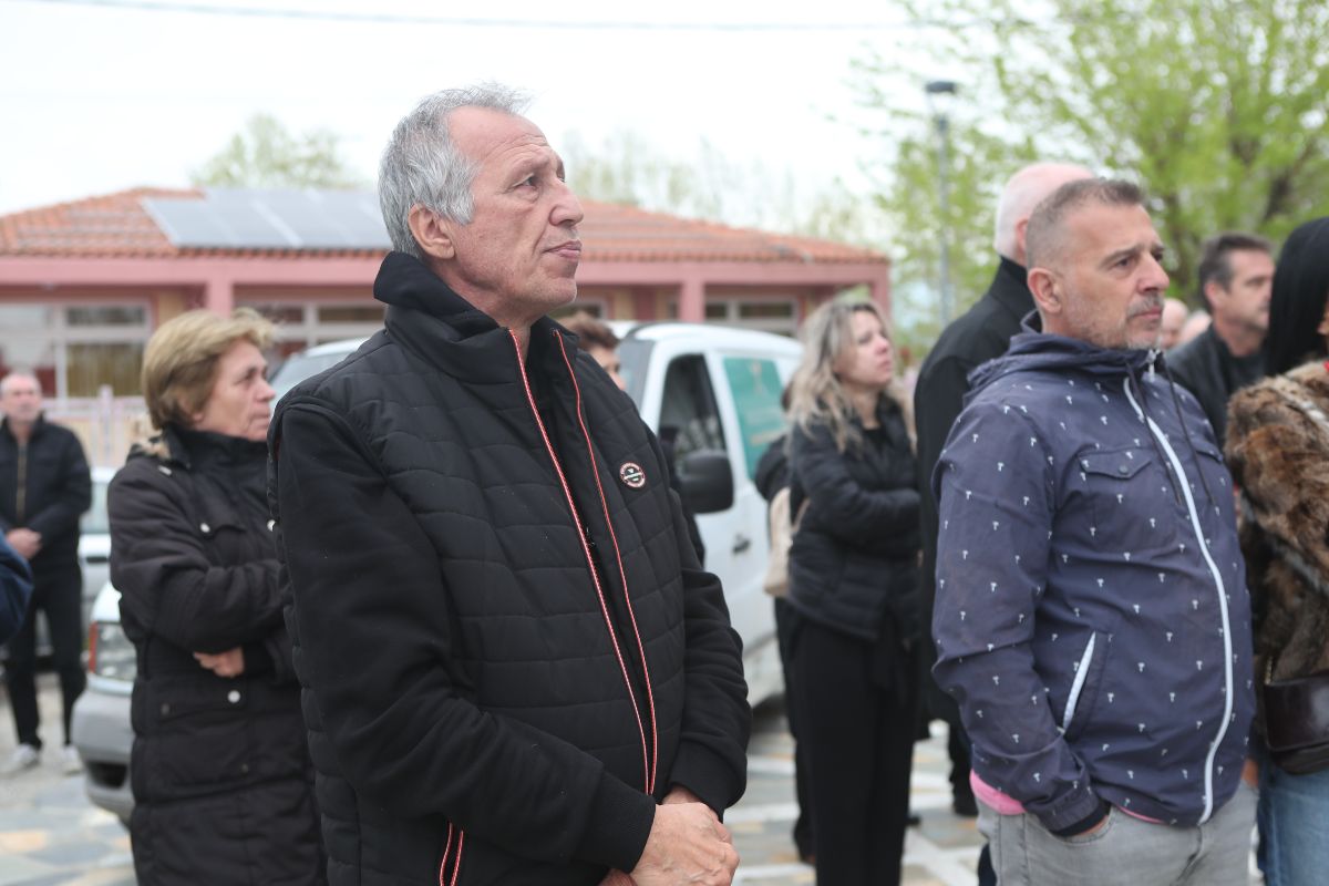 Κηδεία Μπορμπόκη: Σπάραξε στο κλάμα ο αδερφός του - Εικόνες