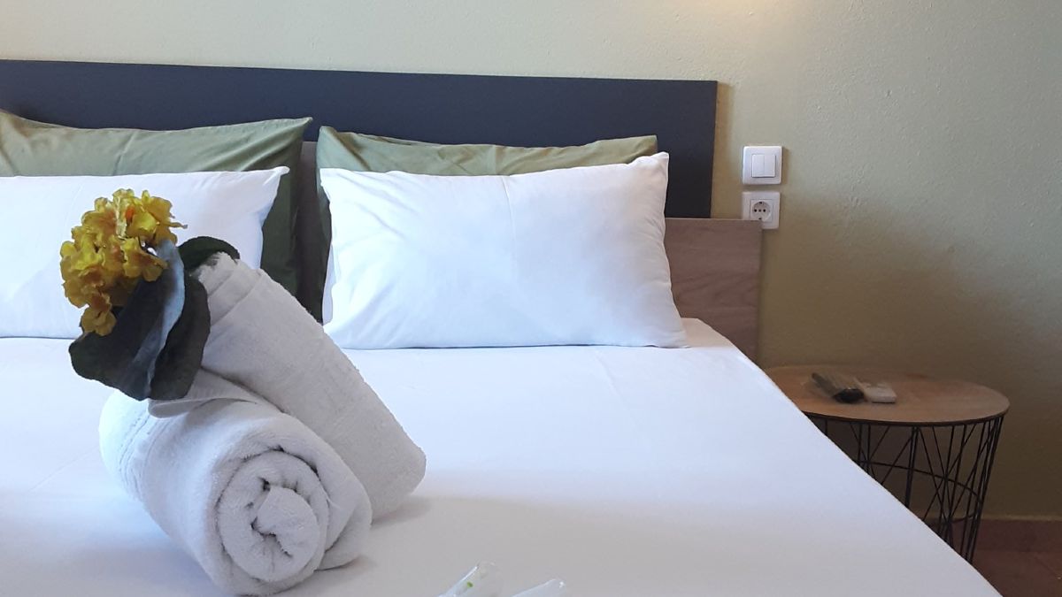 Poseidon Rooms: Το καλοκαιρινό καταφύγιο που επαναπροσδιορίζει τη φιλοξενία