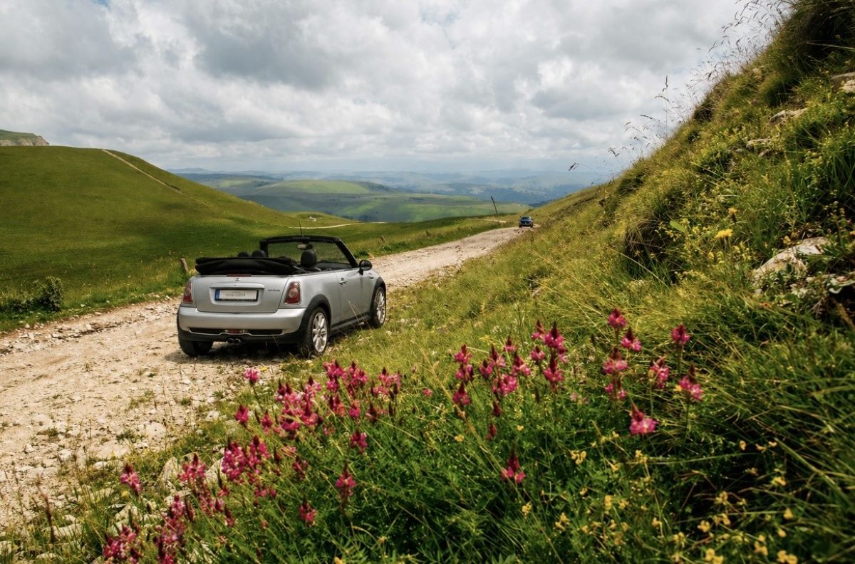 Ανθισμένες διαδρομές Πρωτομαγιάς με Let's Drive