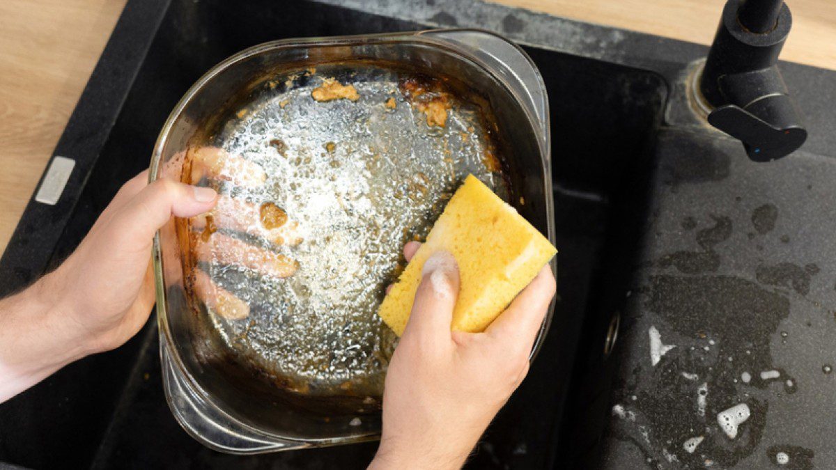 Ταψί πλένει γυναίκα