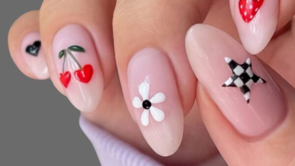 Νύχια ροζ με σχέδια