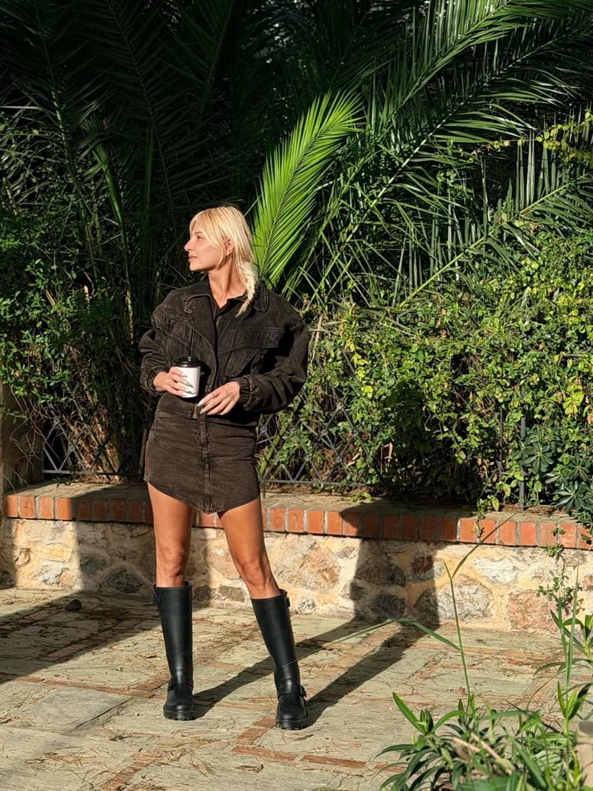 Η Φαίη Σκορδά στον κήπο