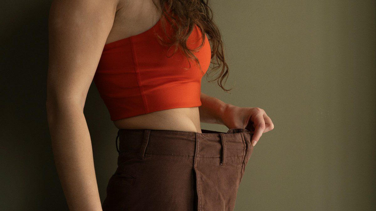 μια κοπέλα με φαρδύ παντελόνι