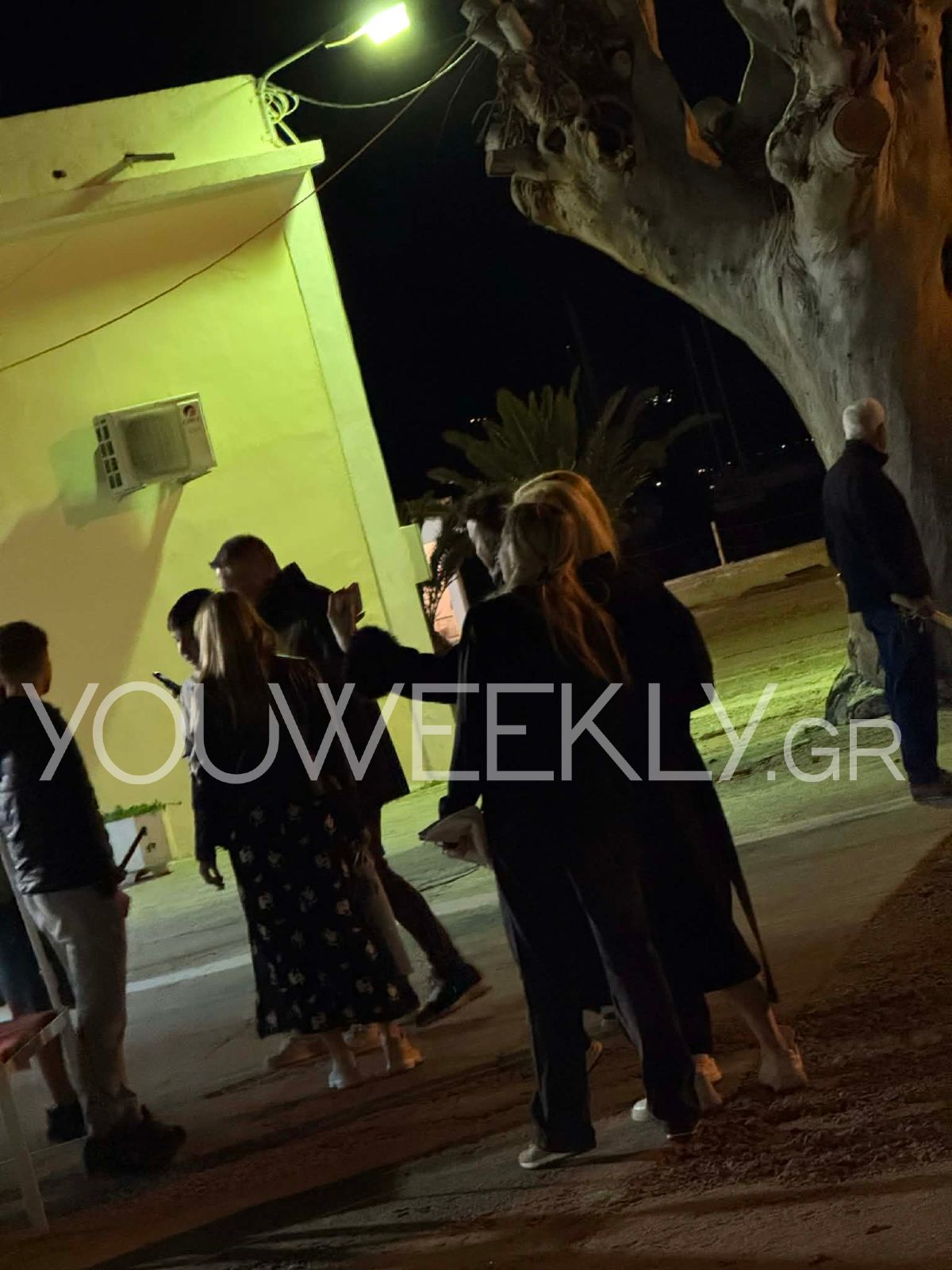 Ο Σπύρος Λάζαρης με την οικογένειά του το βράδυ της Ανάστασης