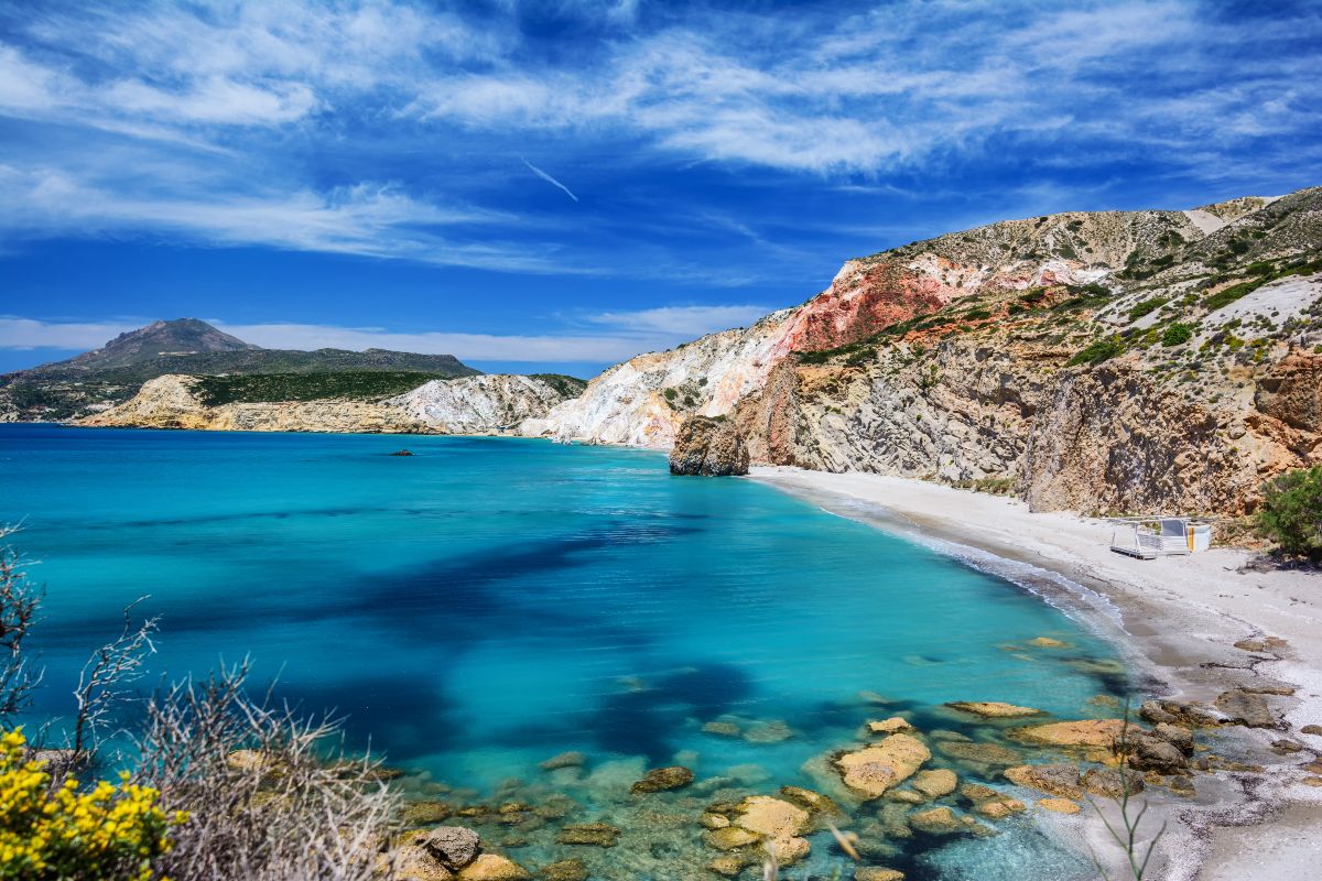 Μήλος: 70+ παραλίες και όλες είναι όνειρο – γιατί πρέπει να πας τώρα
