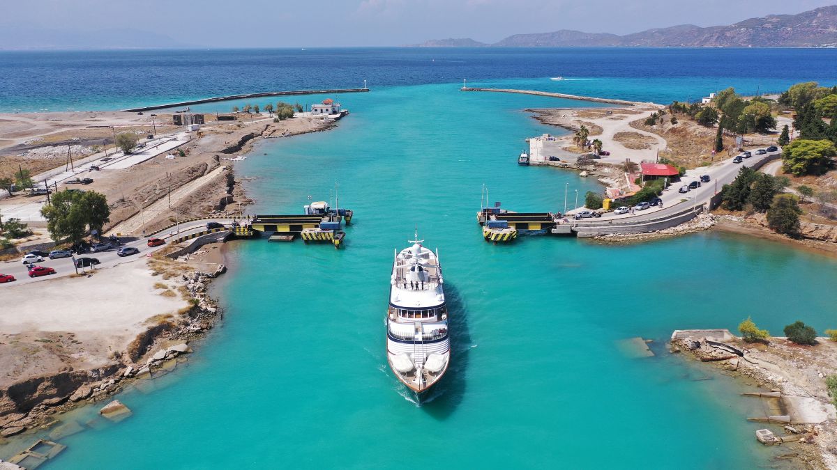 Πάσχα στην Κορινθία: Μονοπάτια, παραλίες και παραδοσιακά Χωριά