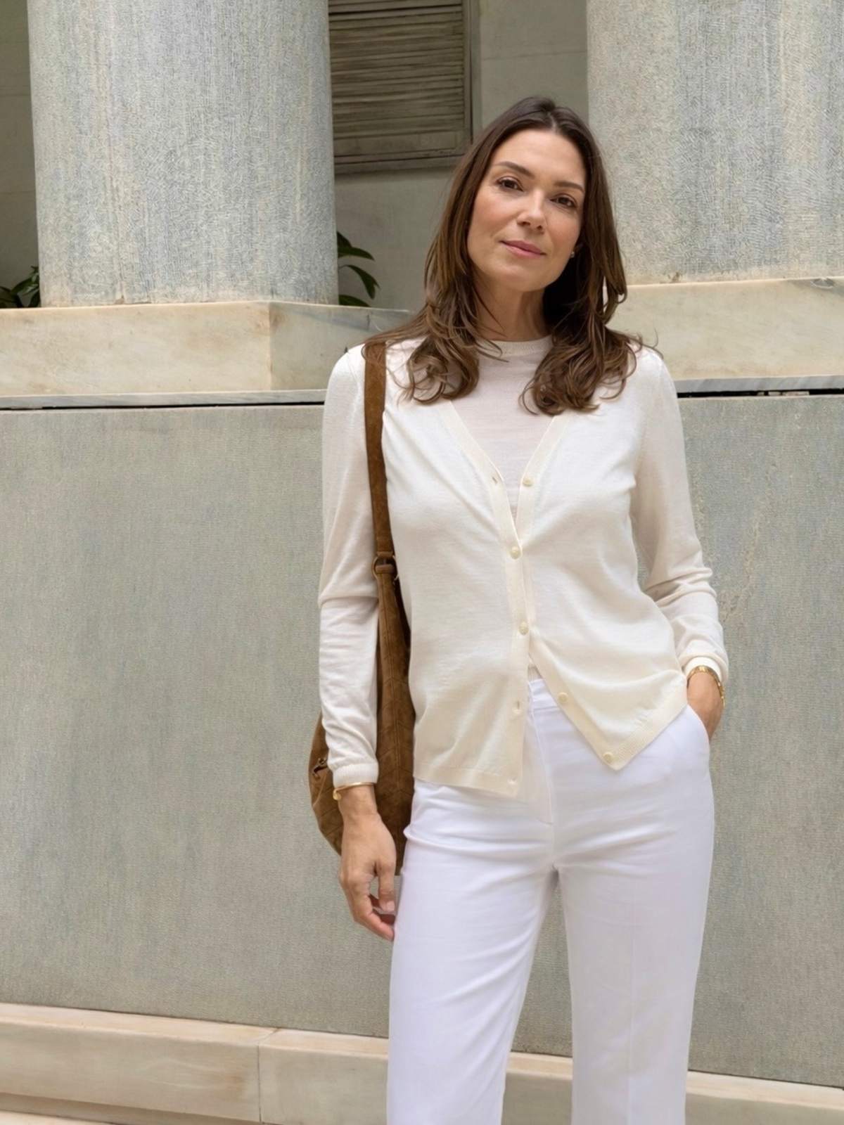 Cloud Dancer look Βίκυ Καγιά