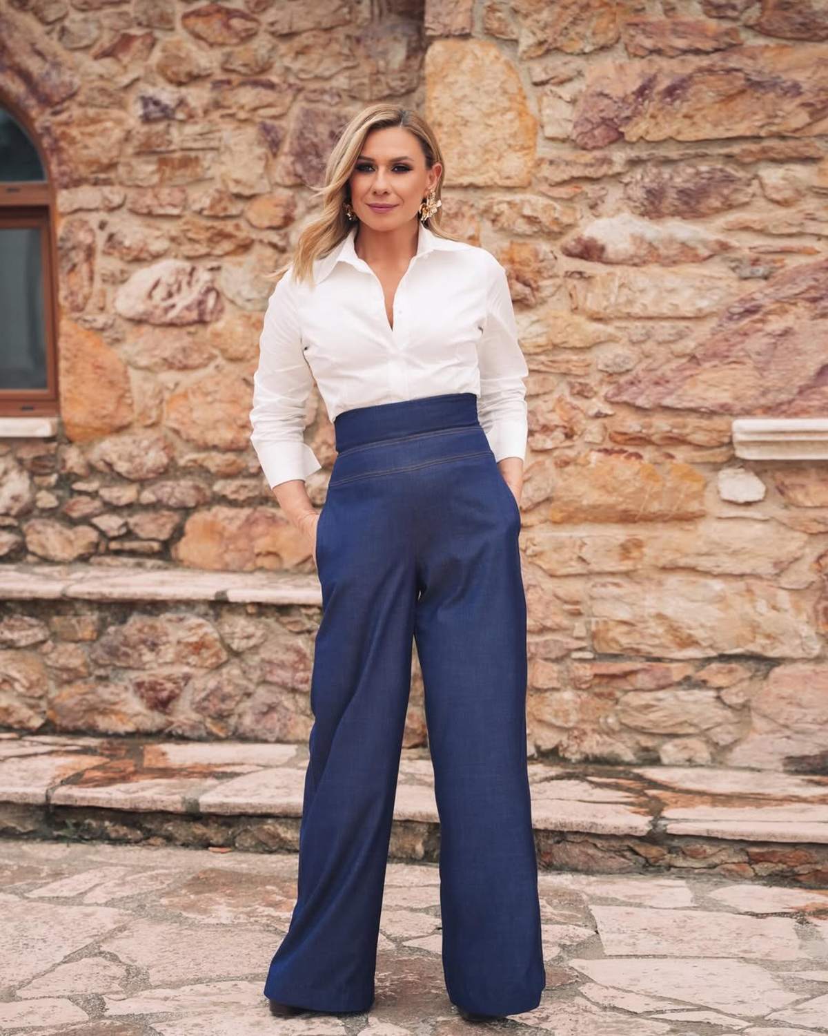 ψηλόμεσο παντελόνι φοράει η Κατερίνα Καραβάτου