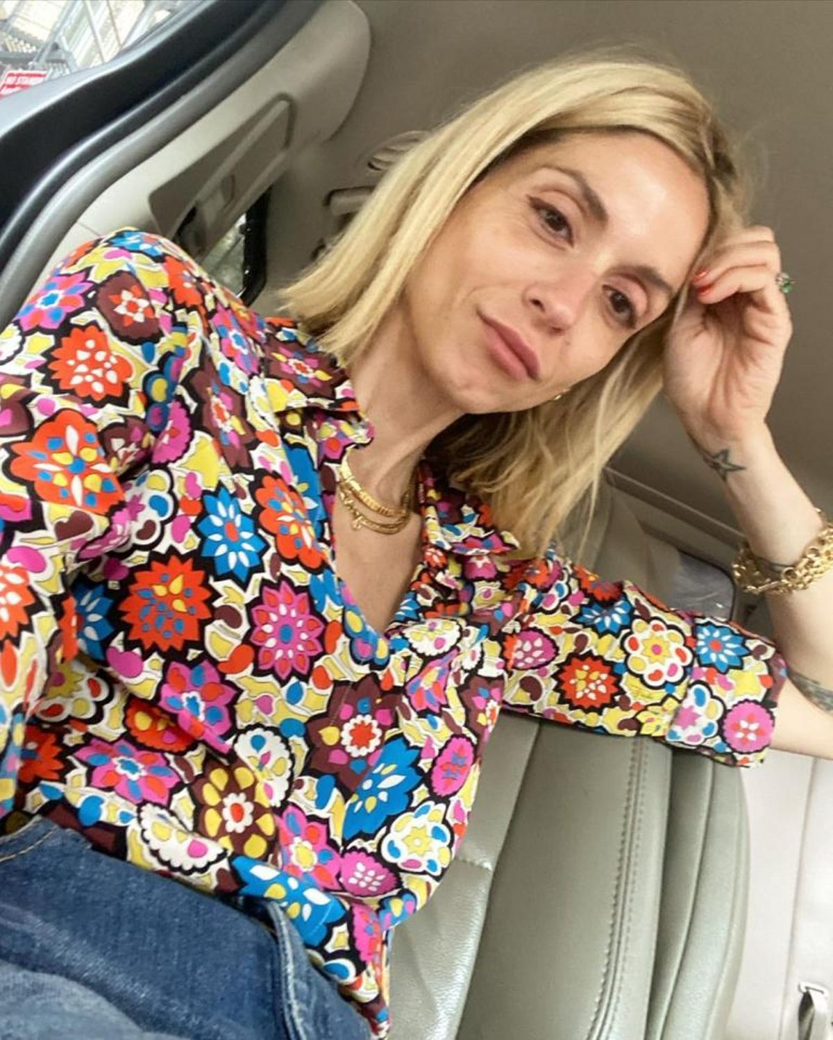 σοφία καρβέλα με πουκάμισο άννα βίσση