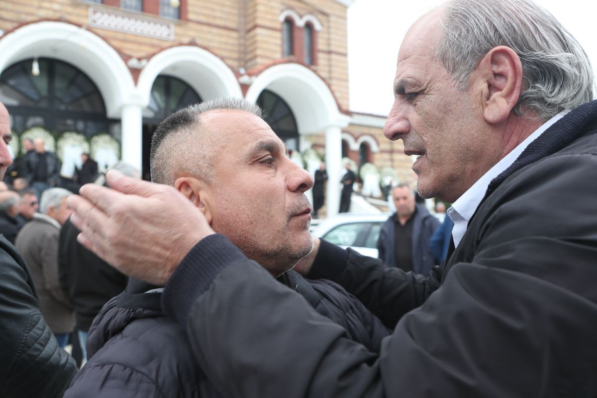 Κηδεία Μπορμπόκη: Σπάραξε στο κλάμα ο αδερφός του - Εικόνες