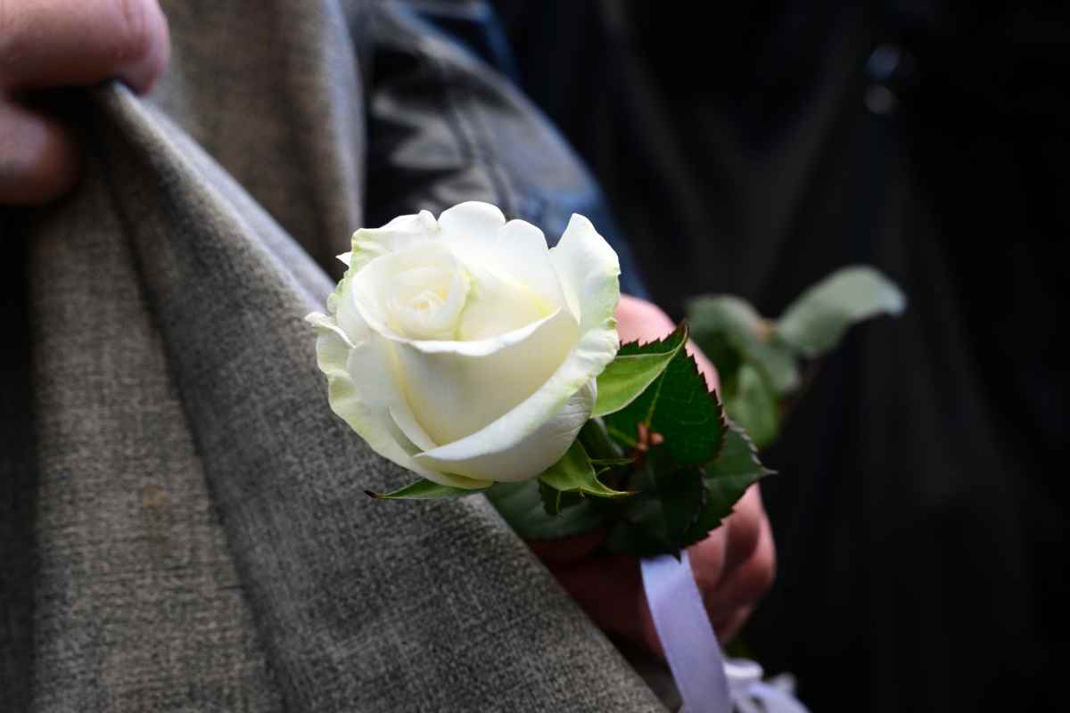 Θεανώ Φωτίου: Τραγική φιγούρα στην κηδεία του γιου της, Βασίλη - Με δάκρυα στα μάτια ο γιος του (Συγκλονιστικές εικόνες)