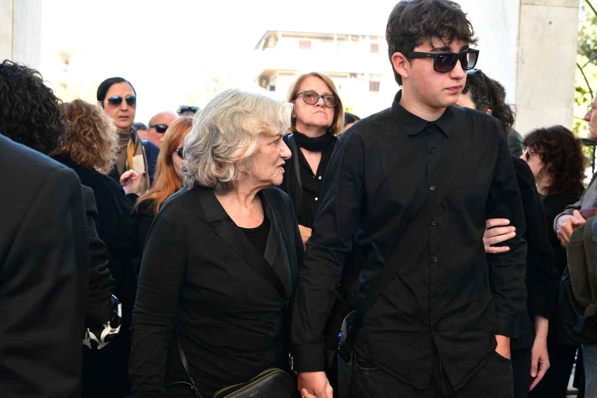 Θεανώ Φωτίου: Τραγική φιγούρα στην κηδεία του γιου της, Βασίλη - Με δάκρυα στα μάτια ο γιος του (Συγκλονιστικές εικόνες)