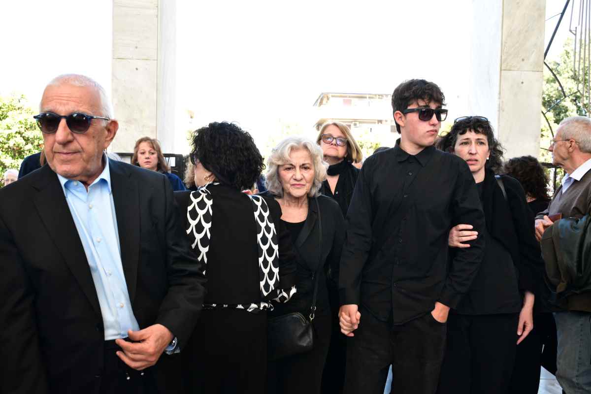 Θεανώ Φωτίου: Τραγική φιγούρα στην κηδεία του γιου της, Βασίλη - Με δάκρυα στα μάτια ο γιος του (Συγκλονιστικές εικόνες)