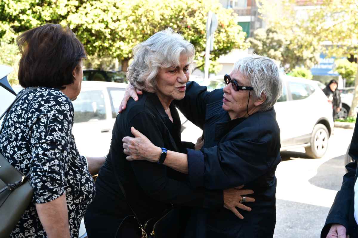 Θεανώ Φωτίου: Τραγική φιγούρα στην κηδεία του γιου της, Βασίλη - Με δάκρυα στα μάτια ο γιος του (Συγκλονιστικές εικόνες)