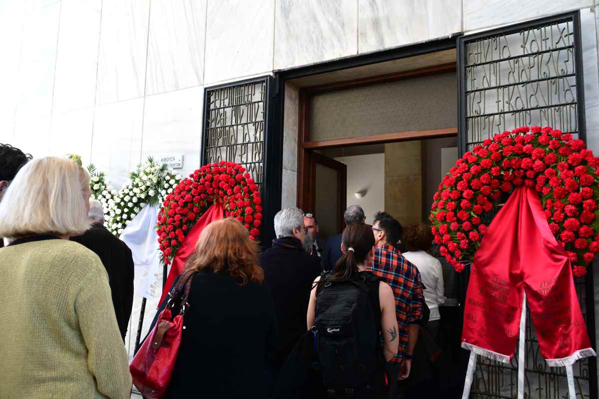 Θεανώ Φωτίου: Τραγική φιγούρα στην κηδεία του γιου της, Βασίλη - Με δάκρυα στα μάτια ο γιος του (Συγκλονιστικές εικόνες)