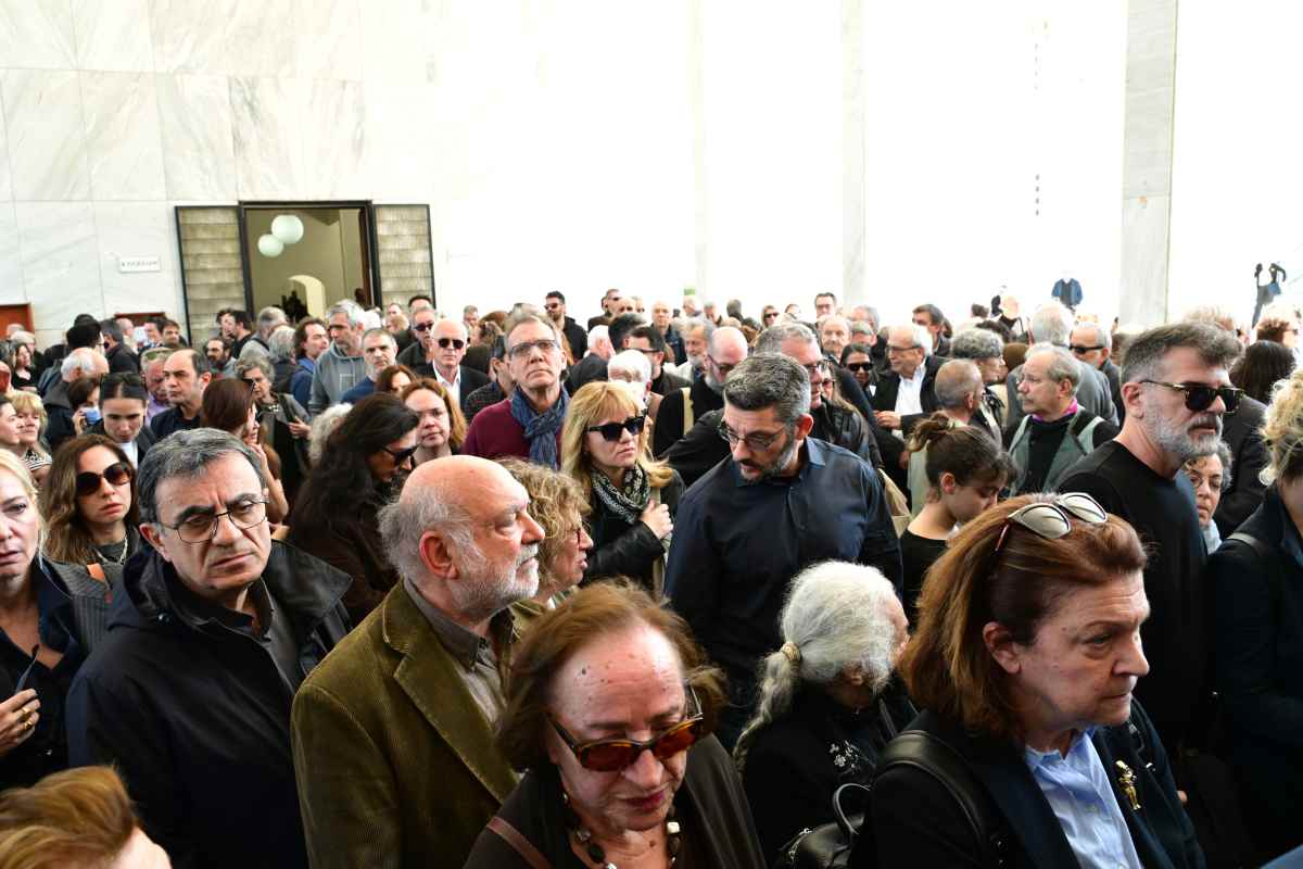 Θεανώ Φωτίου: Τραγική φιγούρα στην κηδεία του γιου της, Βασίλη - Με δάκρυα στα μάτια ο γιος του (Συγκλονιστικές εικόνες)