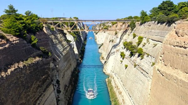 Πάσχα στην Κορινθία: Μονοπάτια, παραλίες και παραδοσιακά Χωριά