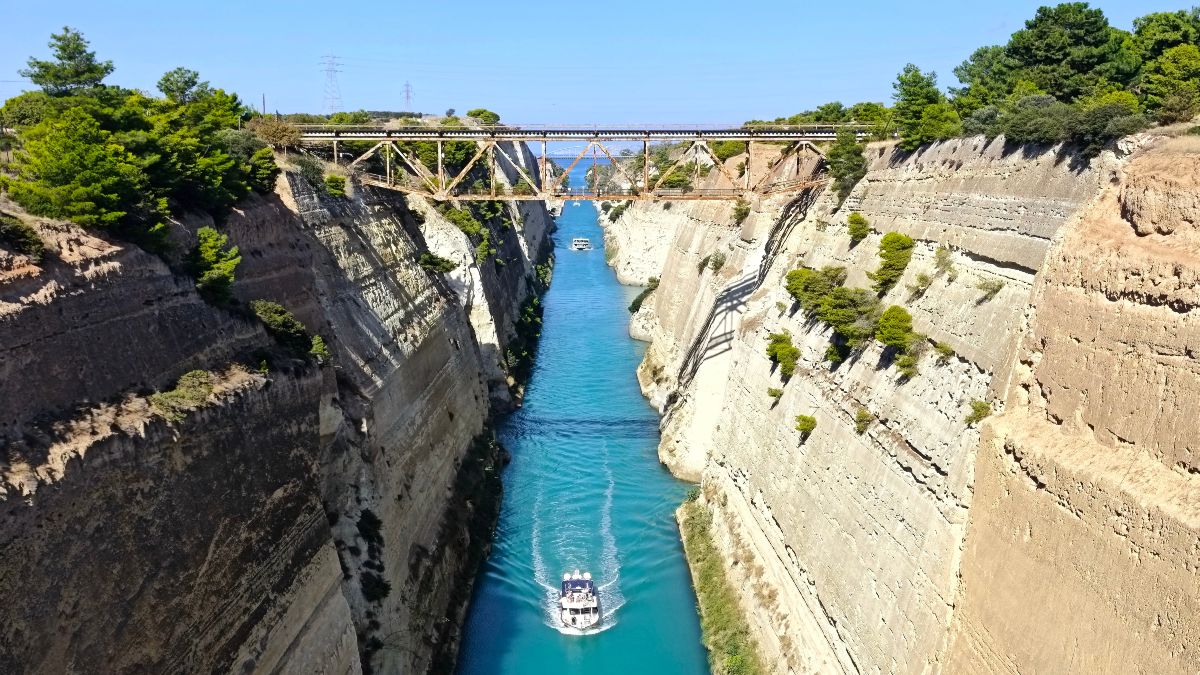 Πάσχα στην Κορινθία: Μονοπάτια, παραλίες και παραδοσιακά Χωριά