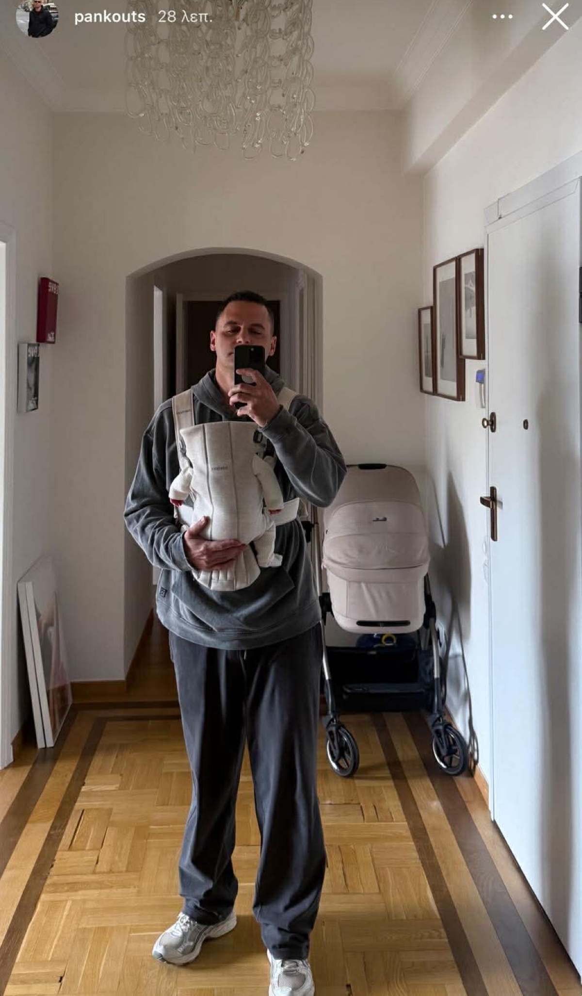 Ο Παναγιώτης Κουτσουμπής αγκαλιά με την κόρη του