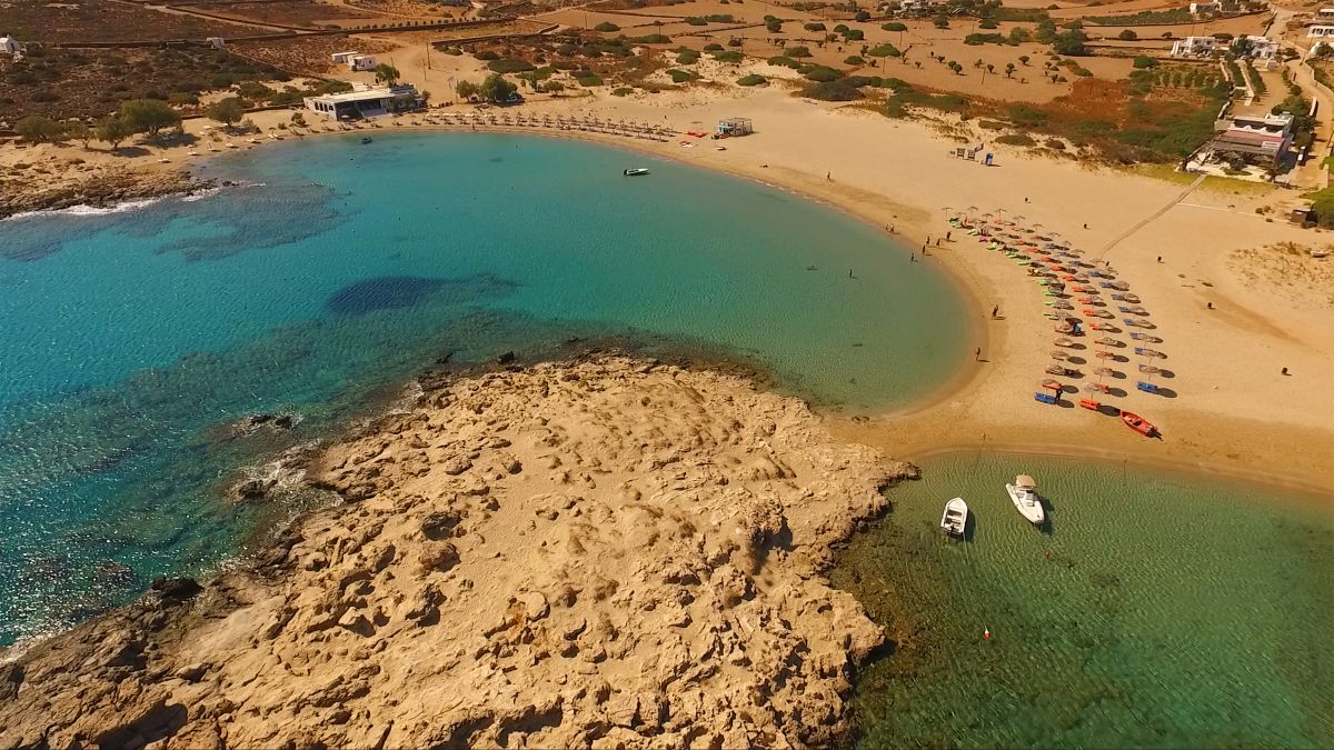 Ίος: Γραφικά σοκάκια, χρυσαφένιες παραλίες και απέραντο γαλάζιο