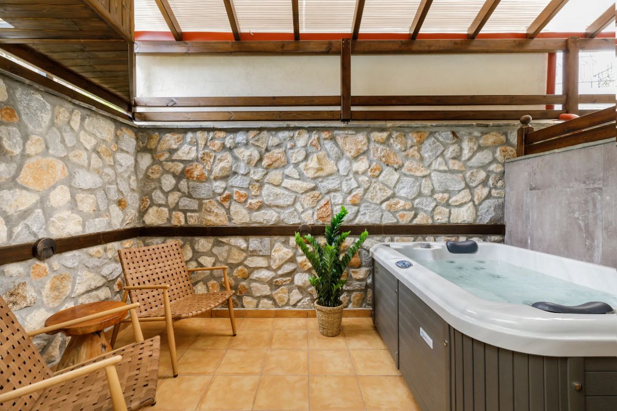 Meydani Suites: Ένα δροσερό καταφύγιο ανάμεσα σε βουνό και θάλασσα