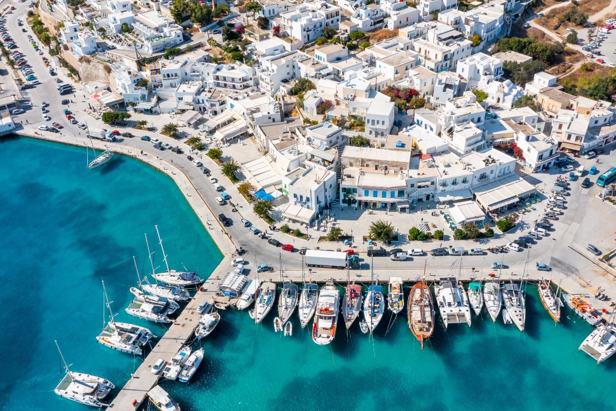 Μήλος: 70+ παραλίες και όλες είναι όνειρο – γιατί πρέπει να πας τώρα