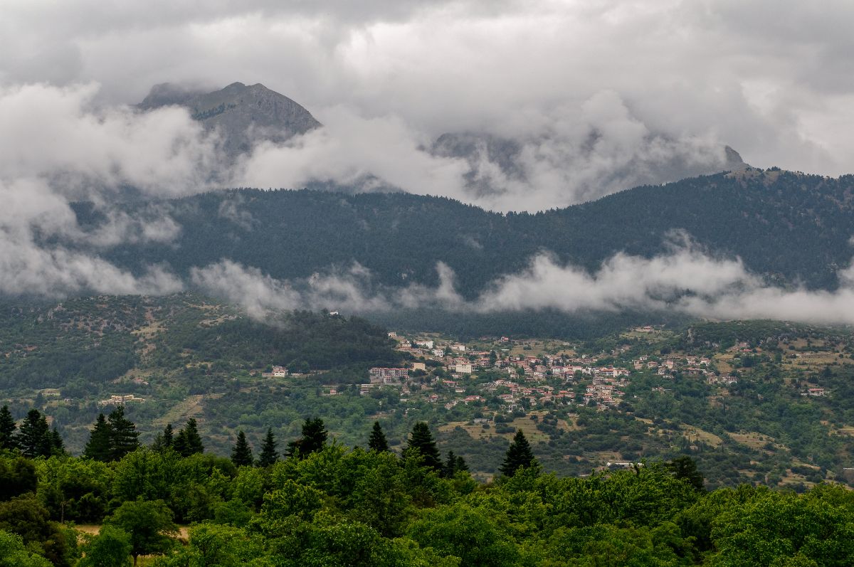 Πάσχα στην Κορινθία: Μονοπάτια, παραλίες και παραδοσιακά Χωριά