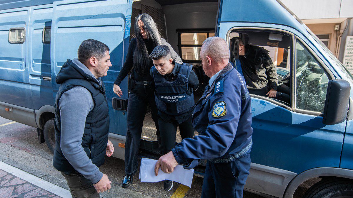 Μουρτζούκου: Στην ανακρίτρια Αμαλιάδας αυτή την στιγμή - Η μόνη λέξη που ψέλλισε στις κάμερες με θάρρος (Βίντεο)