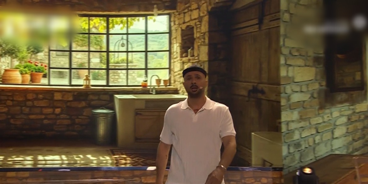 Ο Μέμος Μπεγνής ως Apon