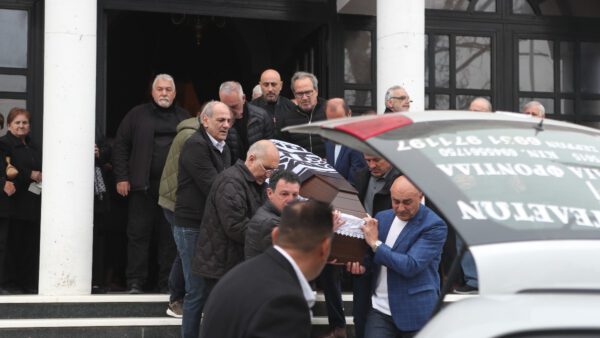 Κηδεία Μπορμπόκη: Σπάραξε στο κλάμα ο αδερφός του - Εικόνες