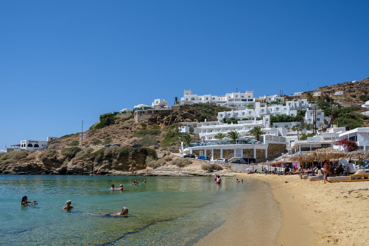 Ίος: Γραφικά σοκάκια, χρυσαφένιες παραλίες και απέραντο γαλάζιο