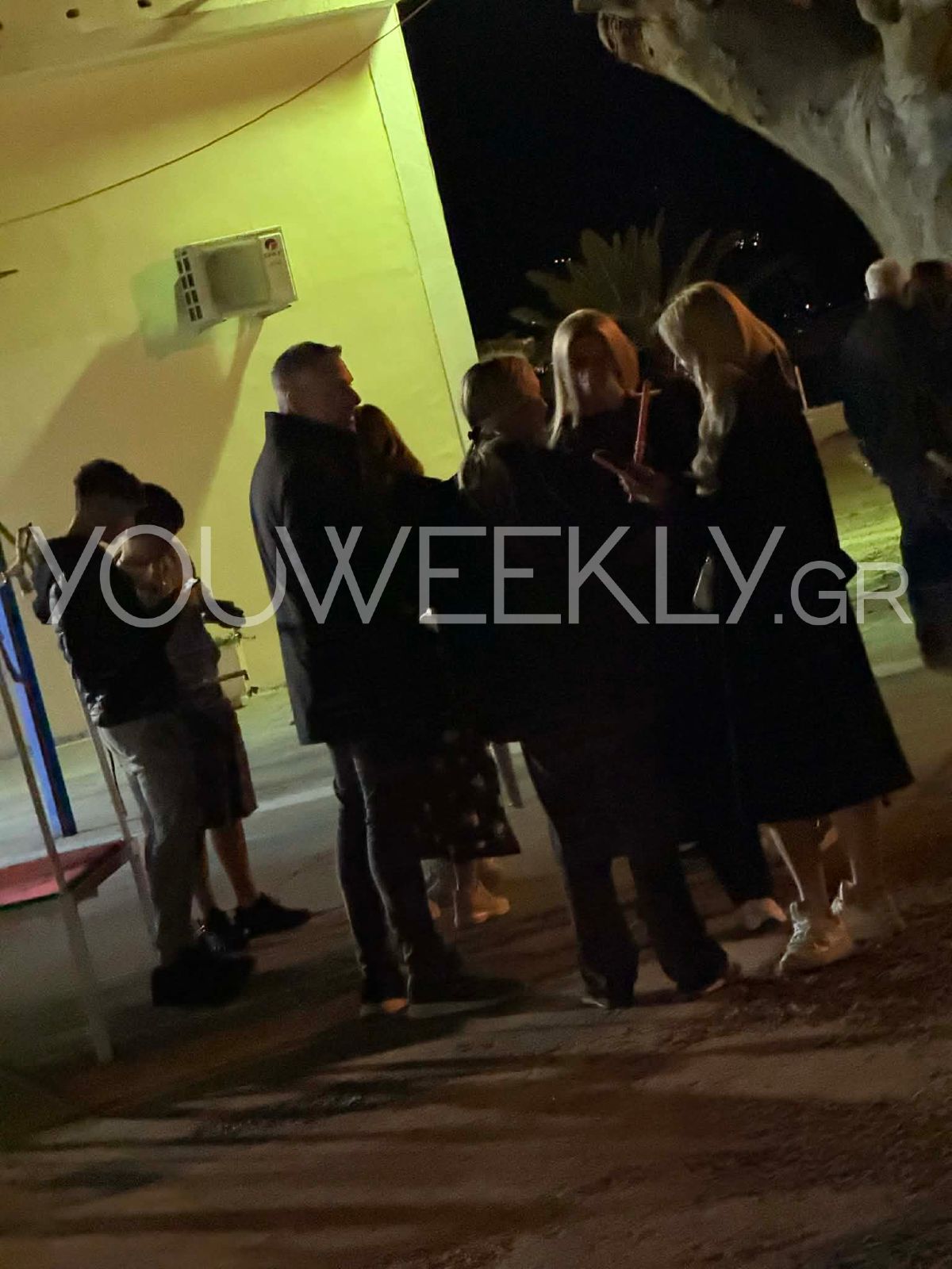 Ο Σπύρος Λάζαρης με την οικογένειά του το βράδυ της Ανάστασης