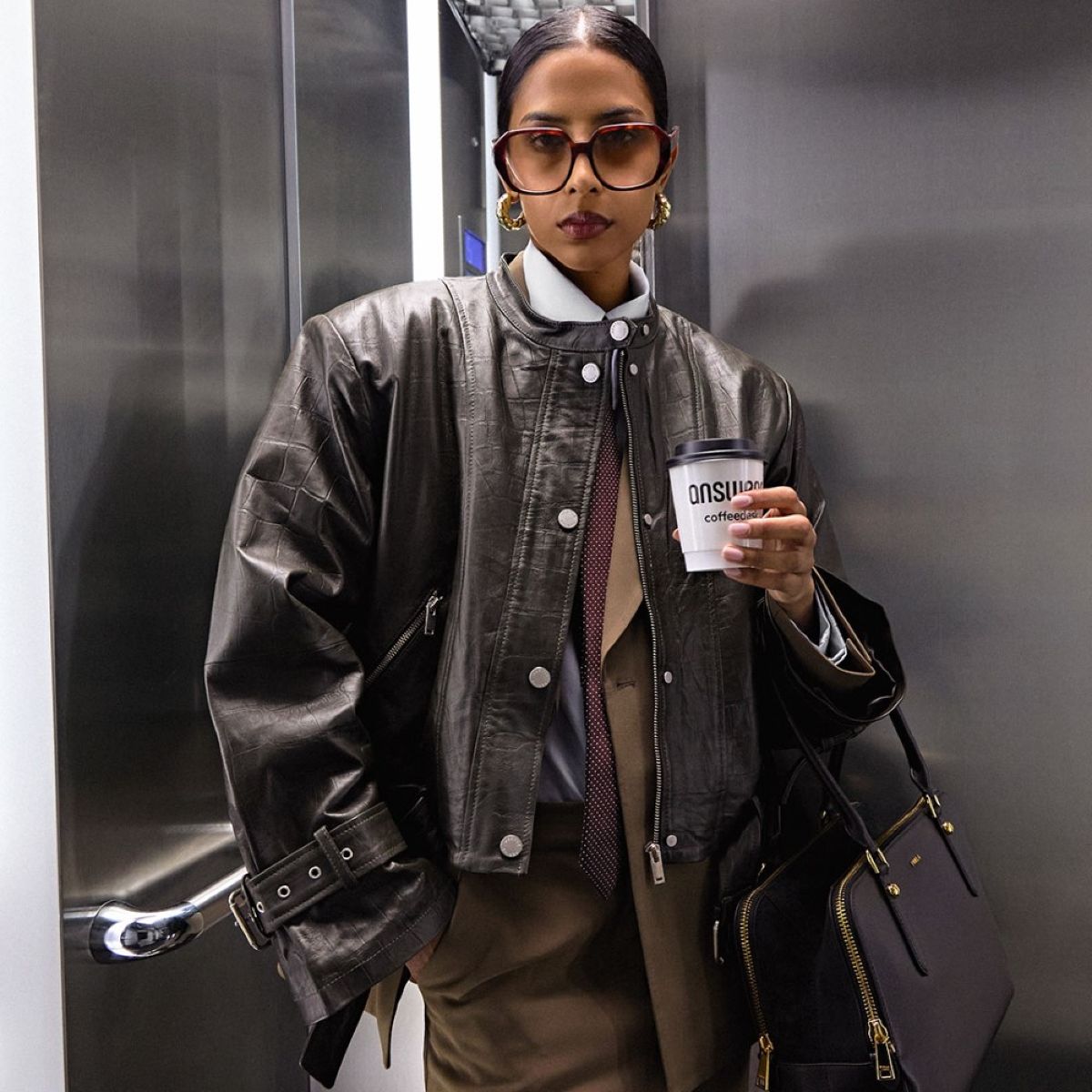 Γιατί το oversized δερμάτινο μπουφάν είναι η πιο έξυπνη αγορά της σεζόν