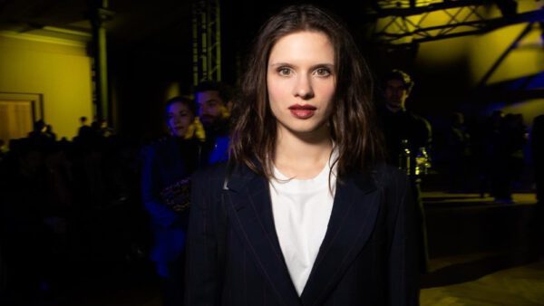 Δάφνη Πατακιά Ελληνίδες εξωτερικό