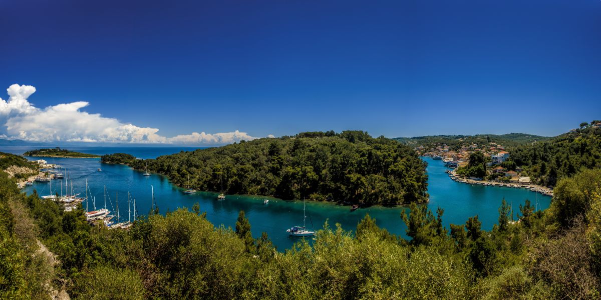 Παξοί: Ένα ταξίδι αυθεντικής ομορφιάς ανάμεσα σε ελαιώνες και σμαραγδένια νερά