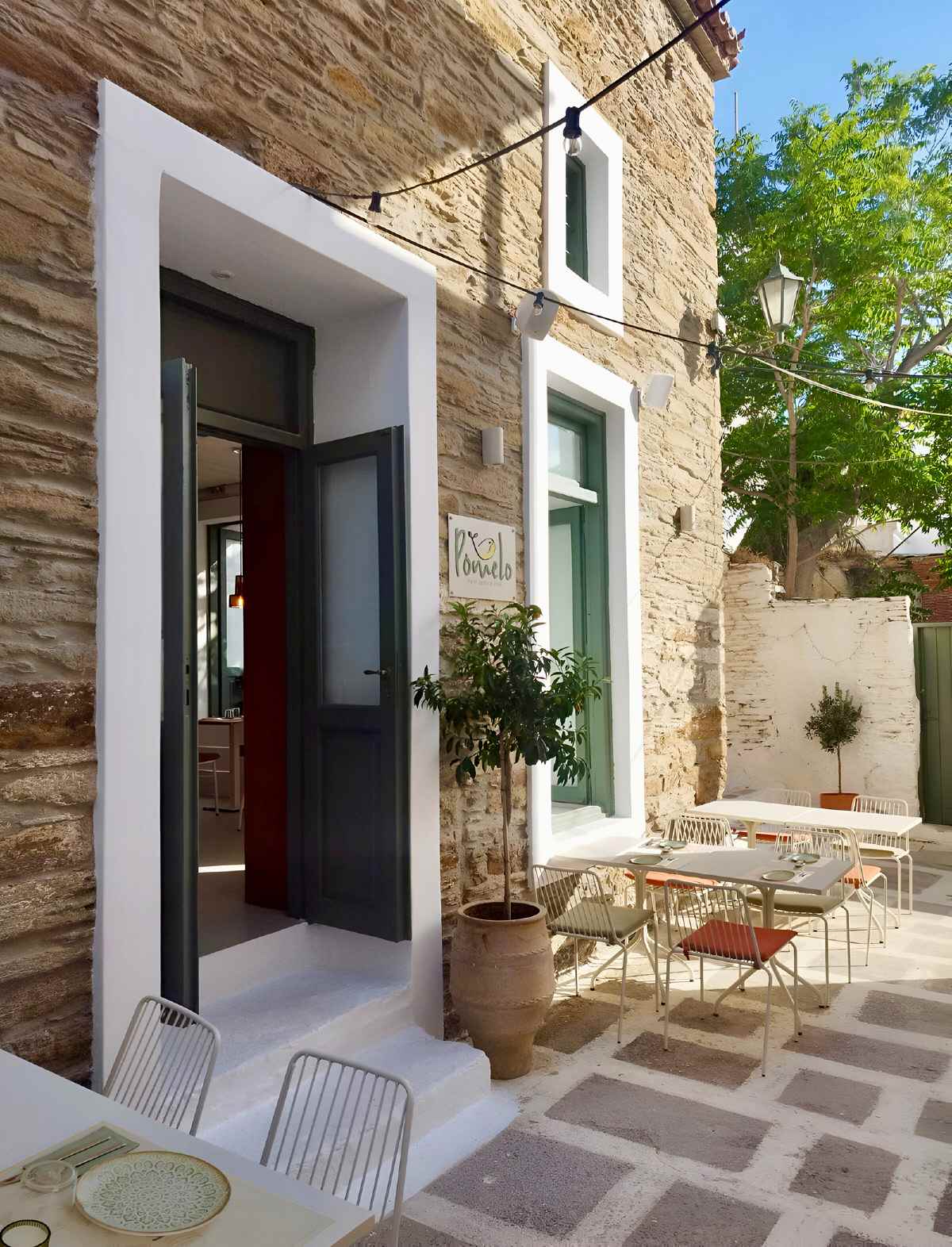 Pomelo: Η πιο «κομψή» εκδοχή του ελληνικού μεζέ στην Άνδρο