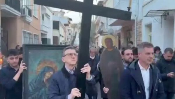 Ο Άρης Πορτοσάλτε κρατάει τον Σταυρό