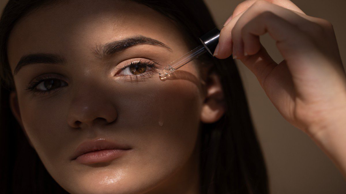 ρετινόλη βάζει γυναίκα στο πρόσωπο