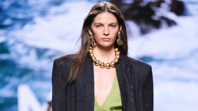 σατέν φόρεμα σε πασαρέλα