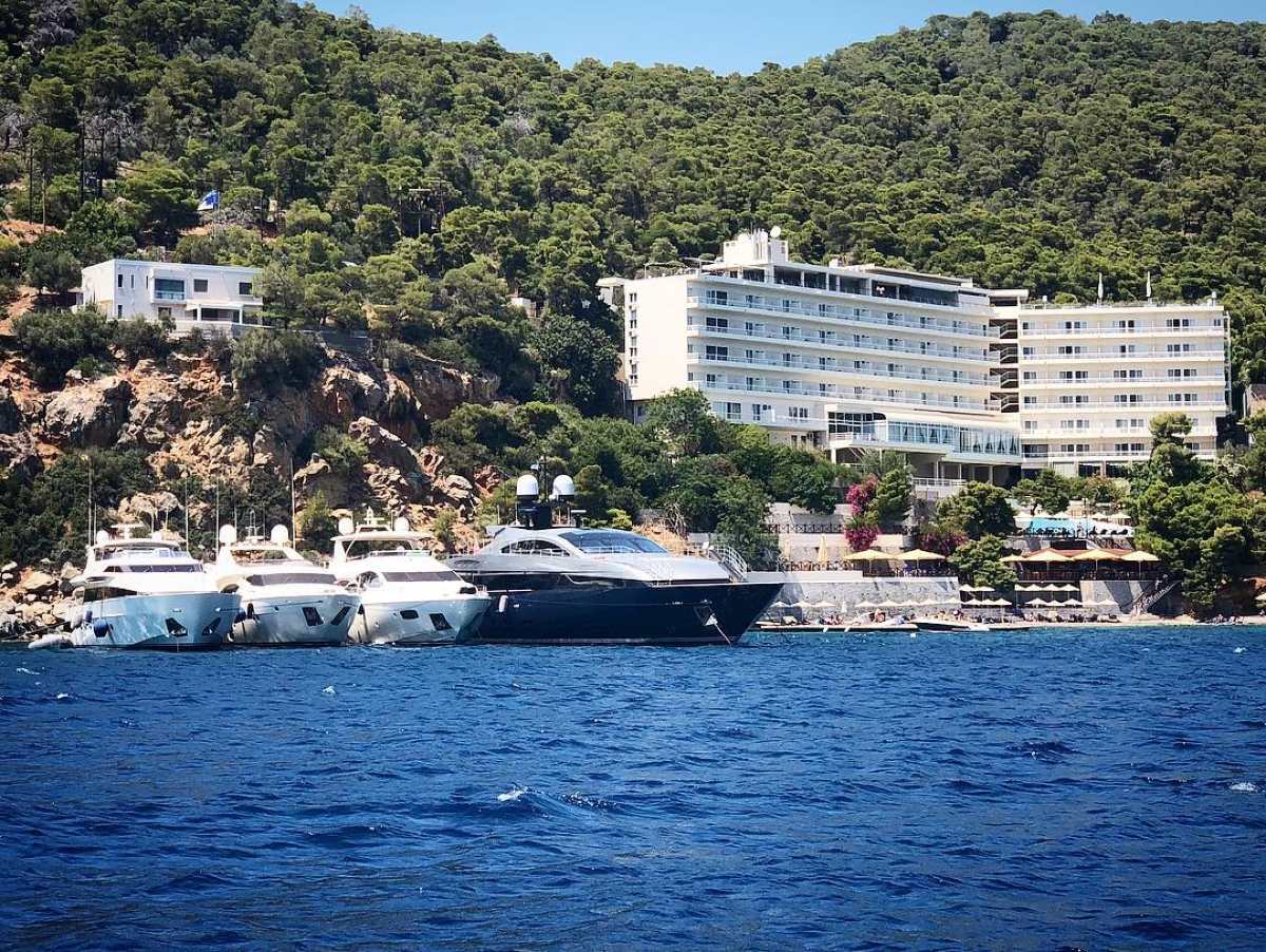 Το ξενοδοχείο που διατηρεί στο νησί