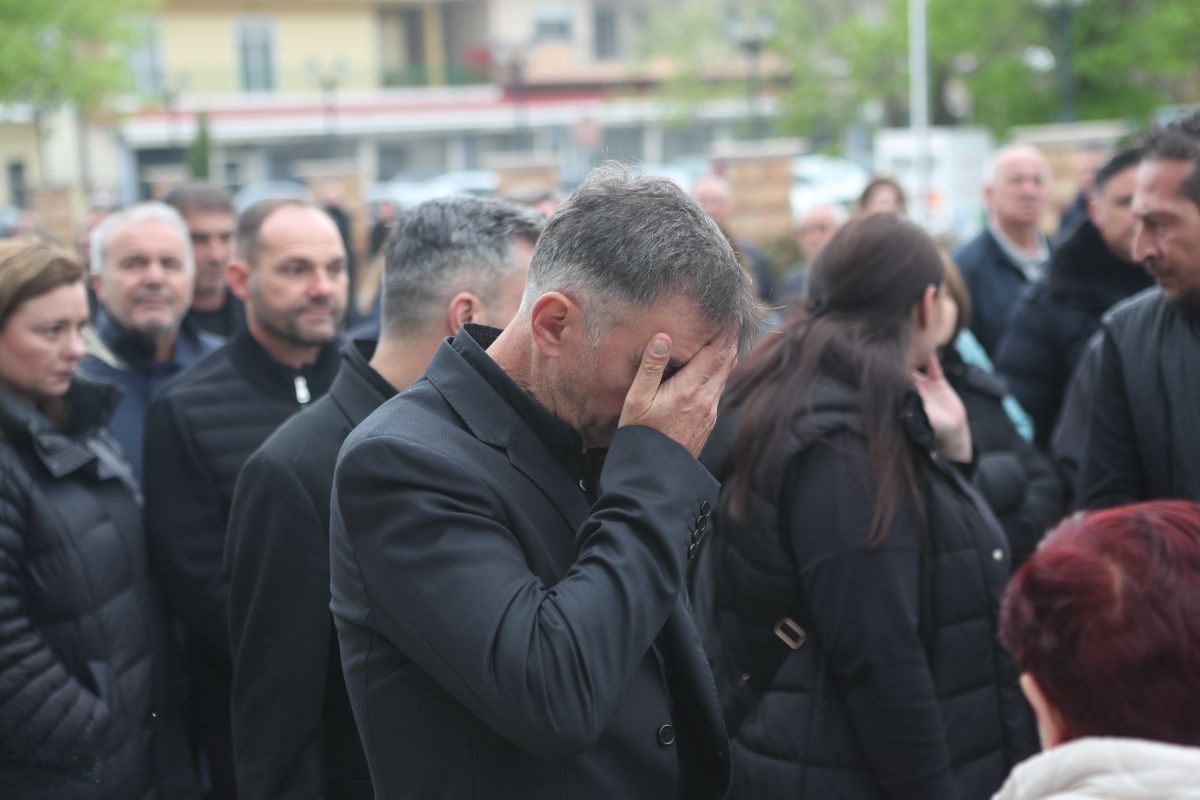 Κηδεία Μπορμπόκη: Σπάραξε στο κλάμα ο αδερφός του - Εικόνες